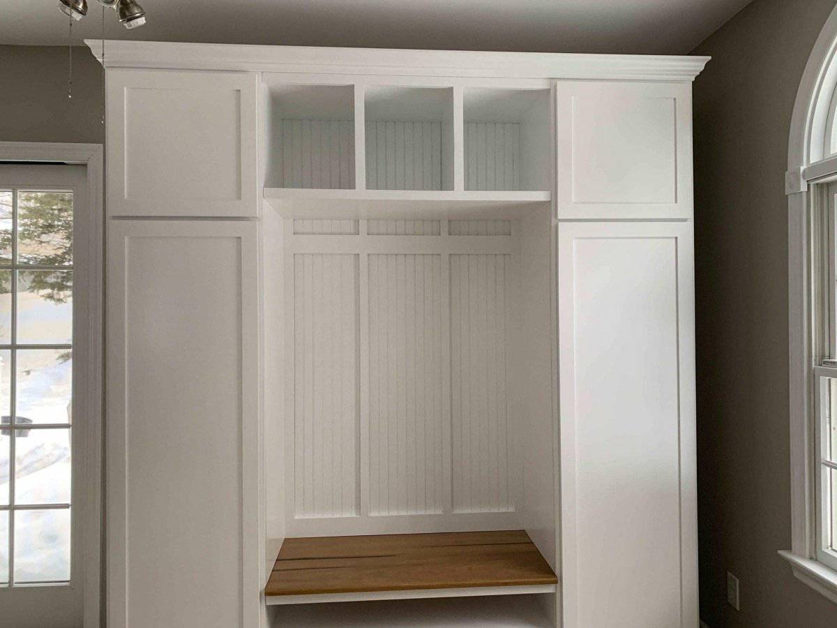 ILLINOIS entryway storage organizer with bench.