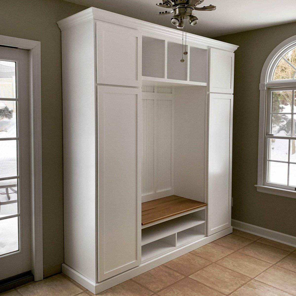 ILLINOIS entryway storage organizer with bench.