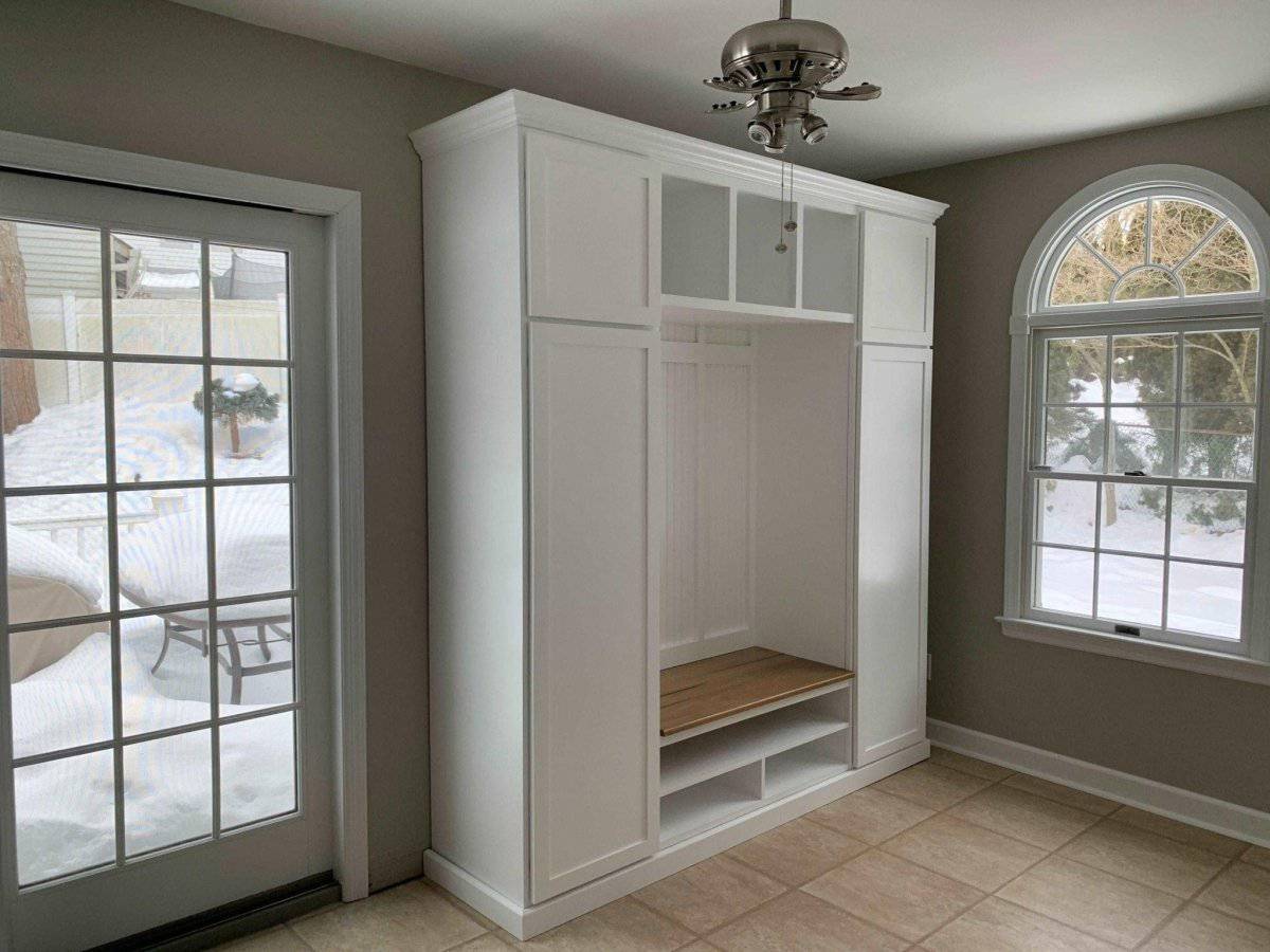ILLINOIS entryway storage organizer with bench.